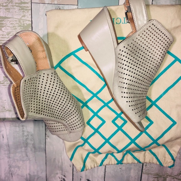 Beige wedges - Picture 2 of 6